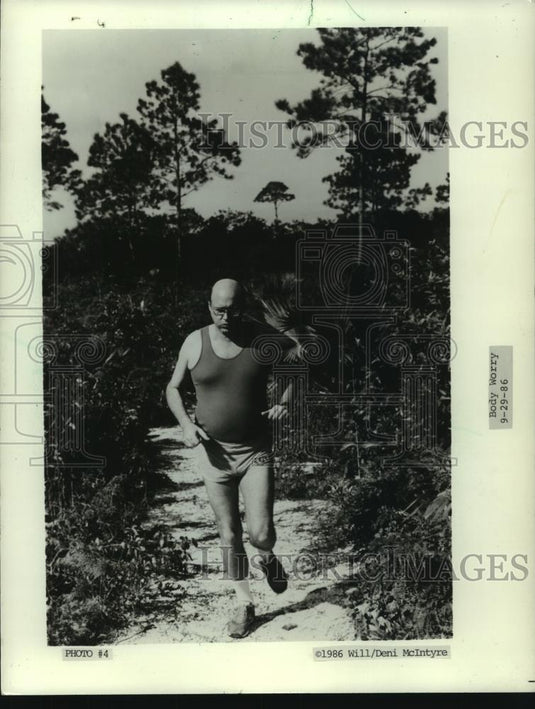 1986 Press Photo Remar Sutton jog-walks two miles & walks until breathing calms - Historic Images