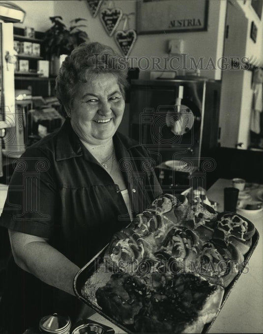 1987 Press Photo Jo's Cafe owner Josefa Platzer holds homemade sweet rolls - Historic Images