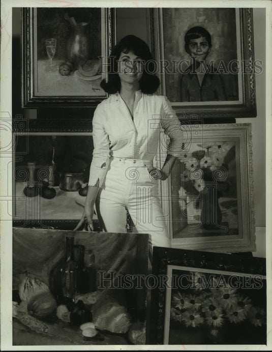 1980 Press Photo Actress Nina Roman with some of her paintings - mjb86965 - Historic Images