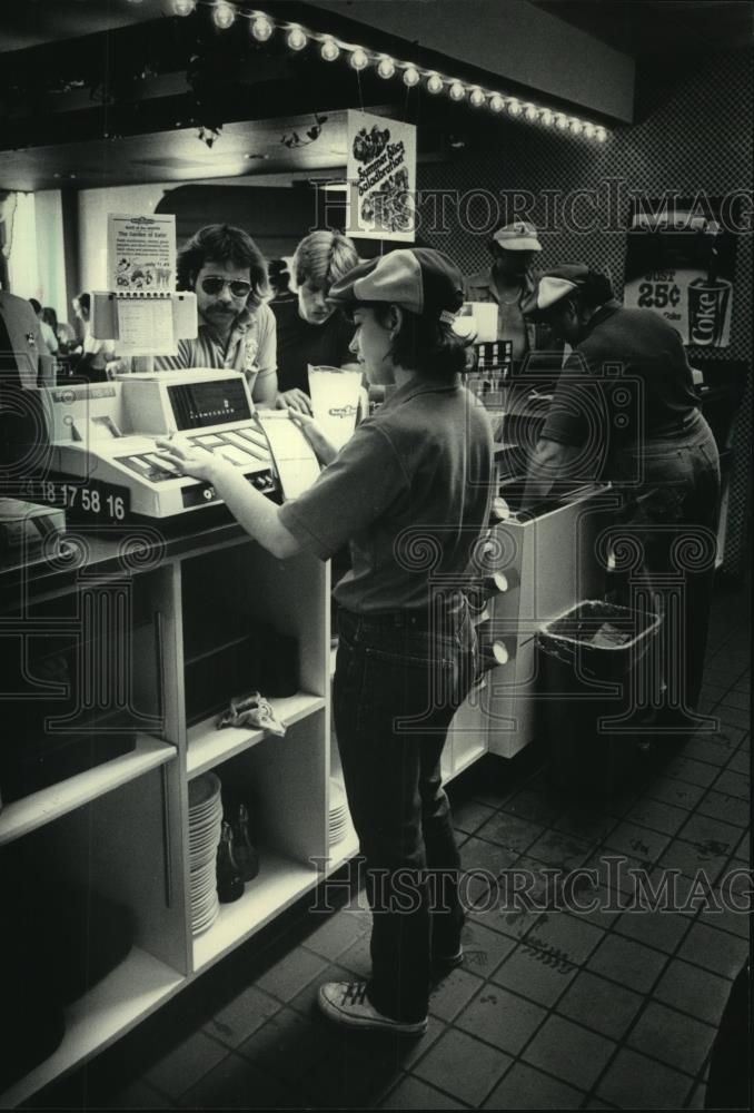 1984 Press Photo Lunch hour crowd gets fed at Rocky Rococo&#39;s in Waukesha - Historic Images