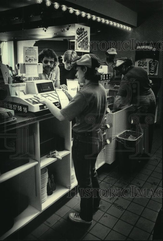 1984 Press Photo Lunch hour crowd gets fed at Rocky Rococo's in Waukesha - Historic Images