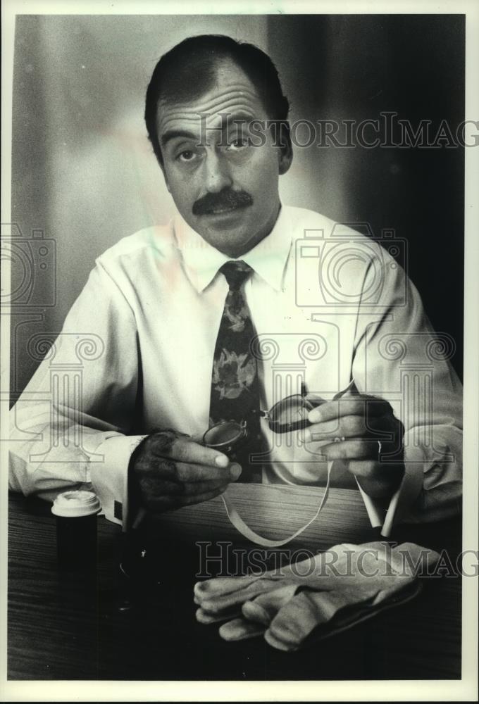 1990 Press Photo Rick Romano, chairman of St. Josephs Guest Relations Committee - Historic Images