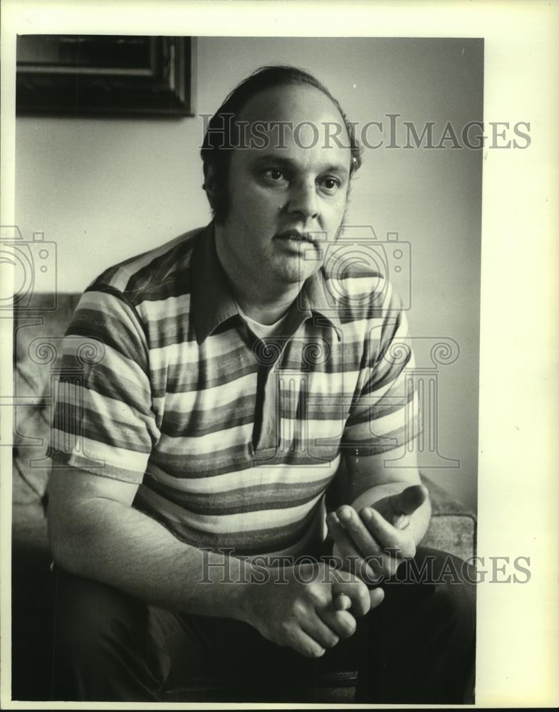 1981 Press Photo Walter Rondini talks about finding toxic waste on his property - Historic Images