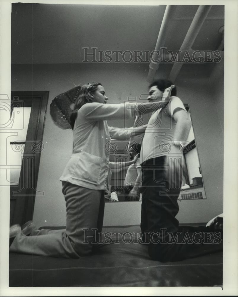 1976 Press Photo Patient in therapy at Sacred Heart Rehabilitation Hospital - Historic Images