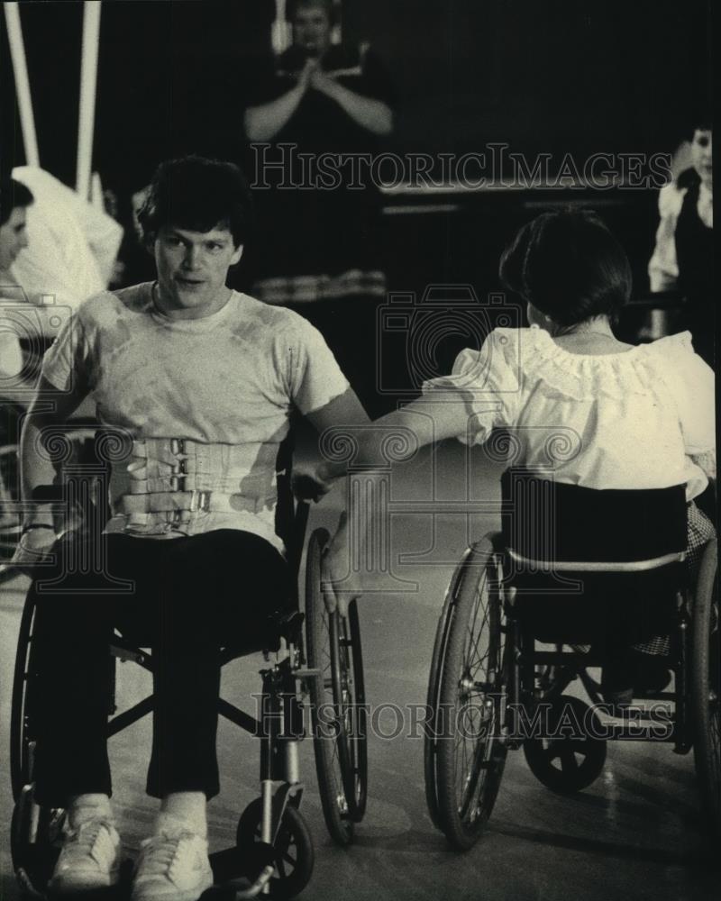 1987 Press Photo Wisconsin Square Wheelers perform at Sacred Heart Hospital - Historic Images