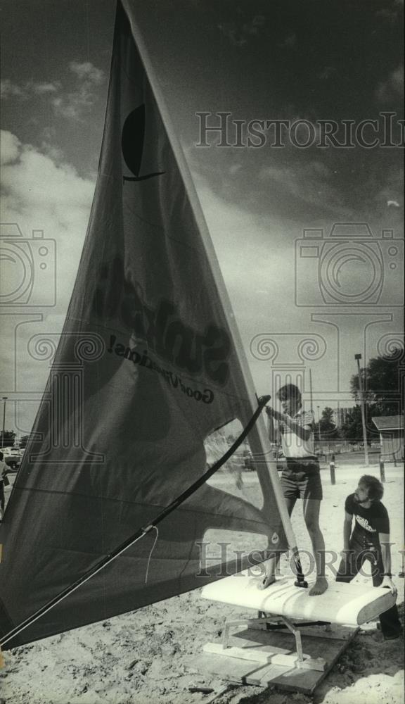 1982 Press Photo Kim Paap tests windsurfer of John Kosman of Milwaukee Sailing - Historic Images