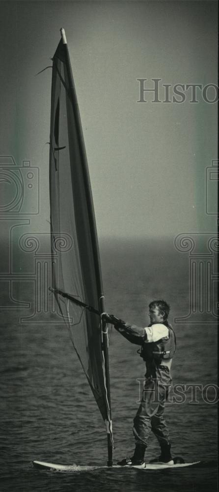 1985 Press Photo A windsurfer on Milwaukee&#39;s Bradford Beach - mjb87032 - Historic Images