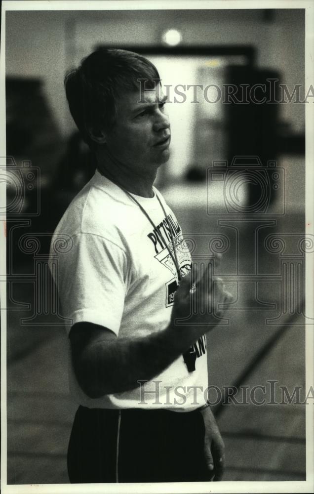 1990 Press Photo Coach Noel Denniston (Pittsville, Wisconsin) - mjb87042 - Historic Images