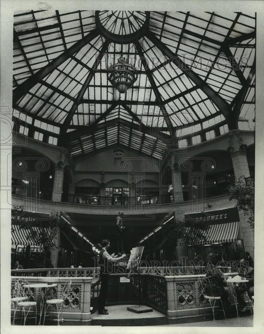 1978 Press Photo Painter Gordon Olson Inside Milwaukee's Plankinton Arcade - Historic Images