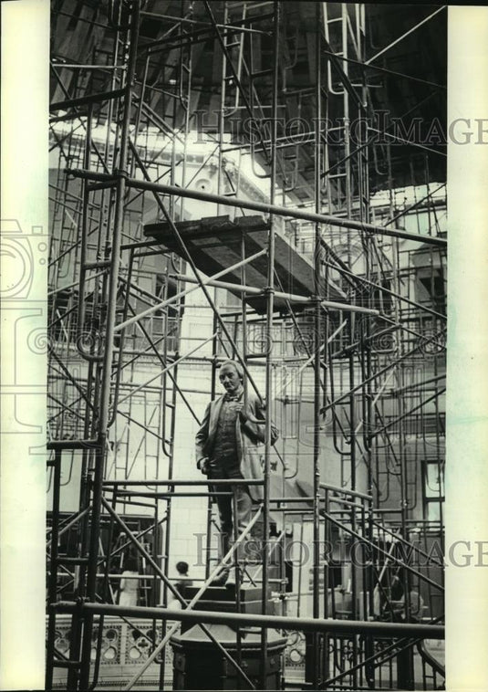 1981 Press Photo John Plankinton Building's scaffolding - mjb87057 - Historic Images