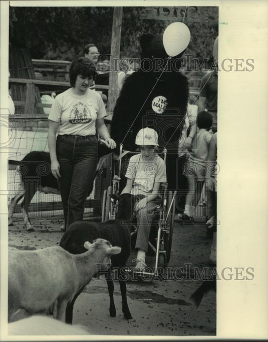 1984 Press Photo Catina Scharf Explores Milwaukee County Zoo With Her Mother - Historic Images