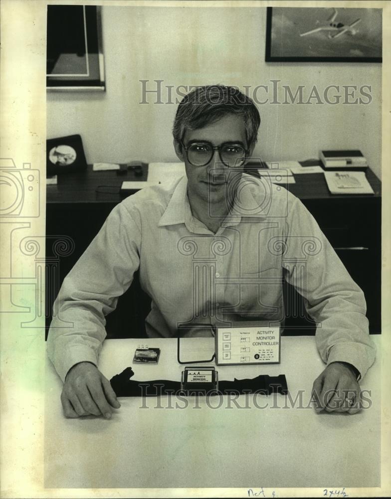 1985 Press Photo James A. Rodrian displayed the monitor he developed, Grafton - Historic Images