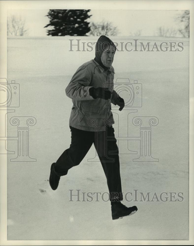 Press Photo George Romney running in snow - mjb87200 - Historic Images