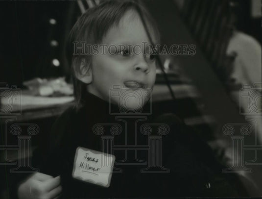 1995 Press Photo James Hillmer tries his hand at archery at Hunter's Youth Night - Historic Images
