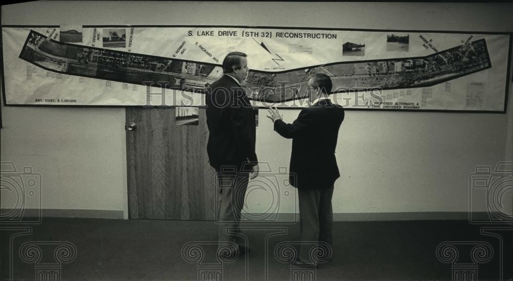 1987 Press Photo James Nicholson and Larry Brauer discuss S. Lake Drive project - Historic Images