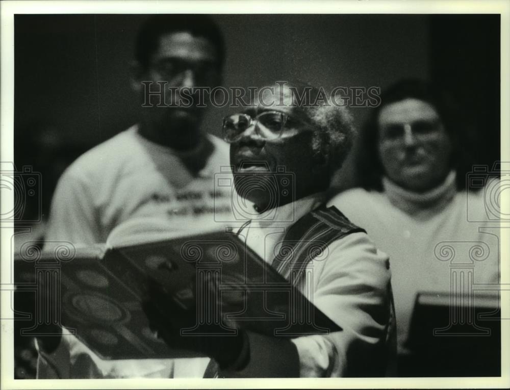 1994 Press Photo Anthony Mensah reads the Gospel at St. Elizabeth&#39;s Church - Historic Images