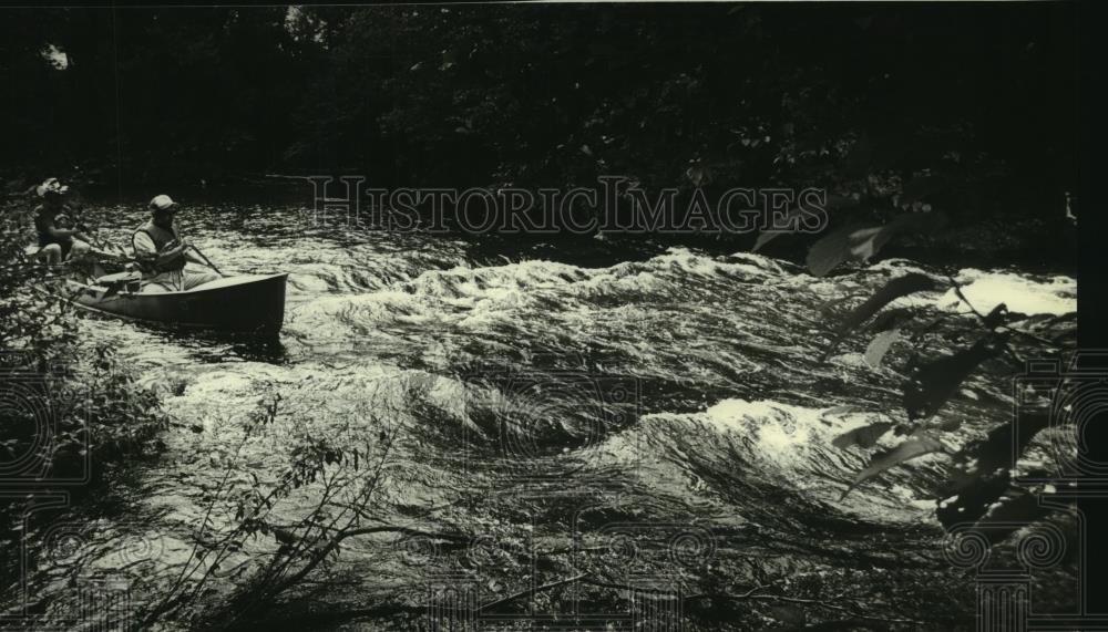 1980 Press Photo Jay Reed &amp; Max Harter canoe on the St. Croix River, Wisconsin - Historic Images