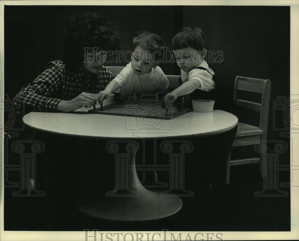 1984 Press Photo Special Education Teacher, Barbara Scuglik With Children - Historic Images