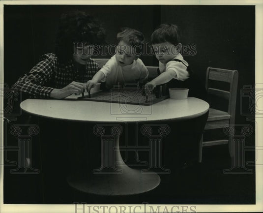 1984 Press Photo Special Education Teacher, Barbara Scuglik With Children - Historic Images