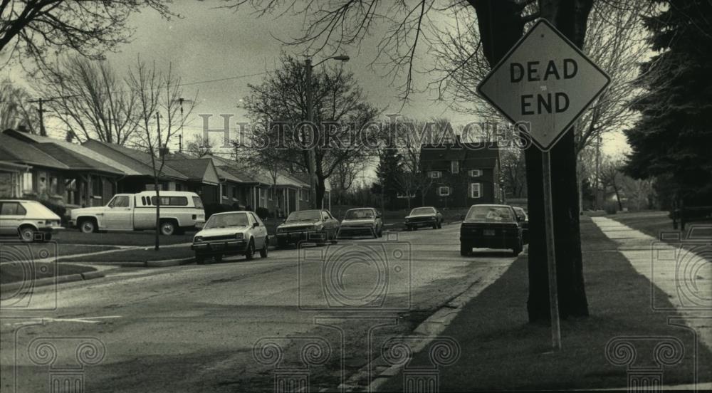 1988 Press Photo Cars parked on S. Kirkwood Ave, St. Francis, Wisconsin - Historic Images