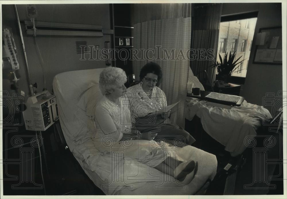 1990 Press Photo Sister Mary Vaculik, St. Francis Hospital, explaining form - Historic Images