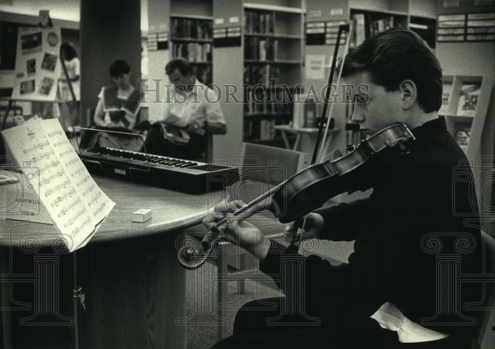 1992 Press Photo Adam Bellin plays violin, St. Francis Public Library, Wisconsin - Historic Images