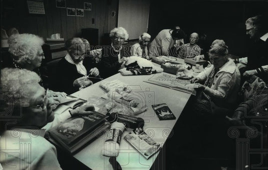1984 Press Photo At St. Ann's Health Center seniors gather at craft table. - Historic Images
