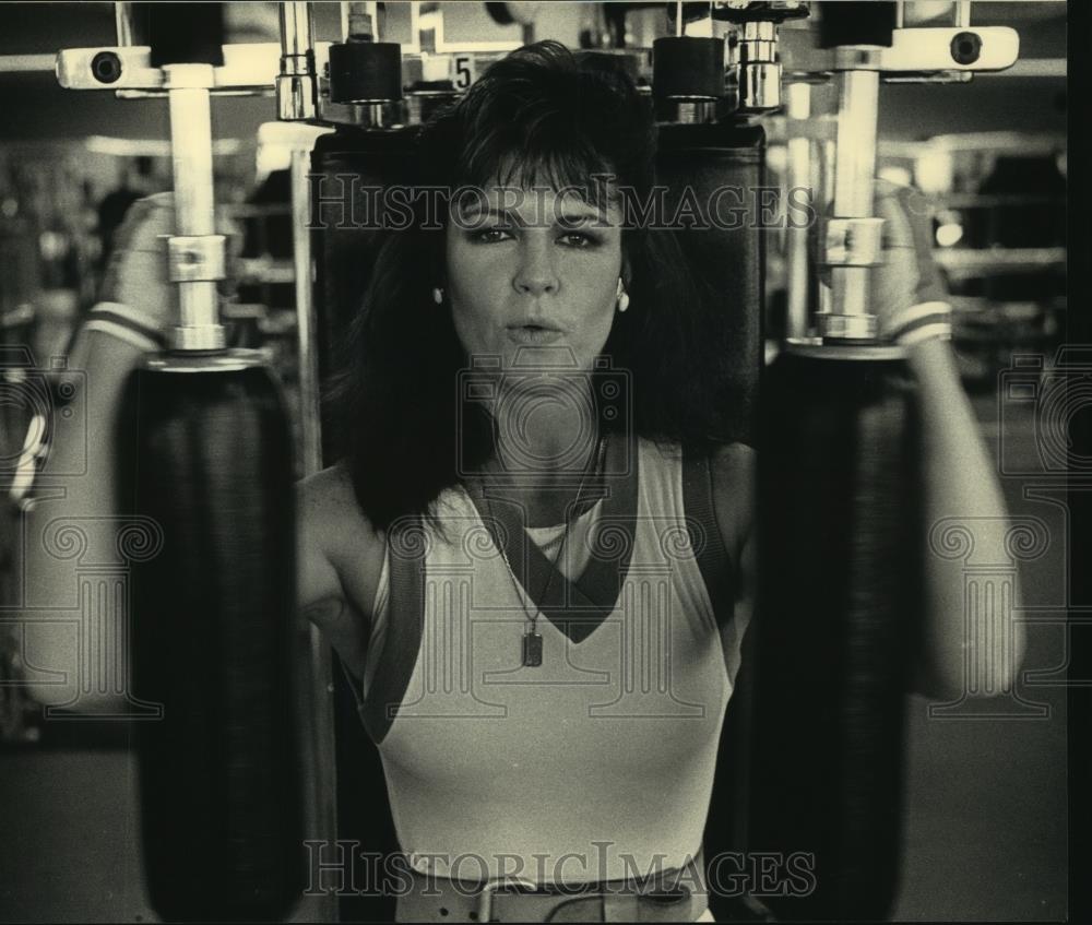 1987 Press Photo Cher Miller works out at Club Universe in Greenfield - Historic Images