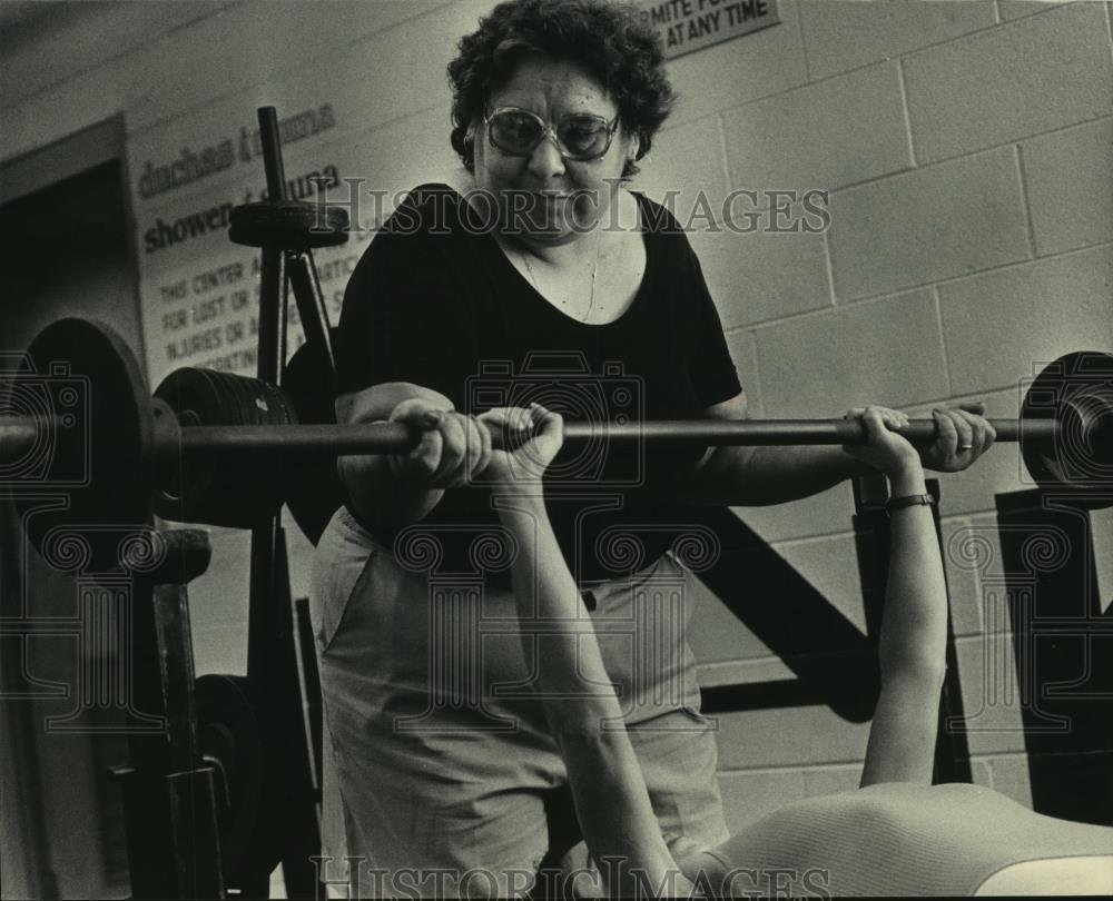 1985 Press Photo Enriqueta Gonzalez at United Community Center working out - Historic Images