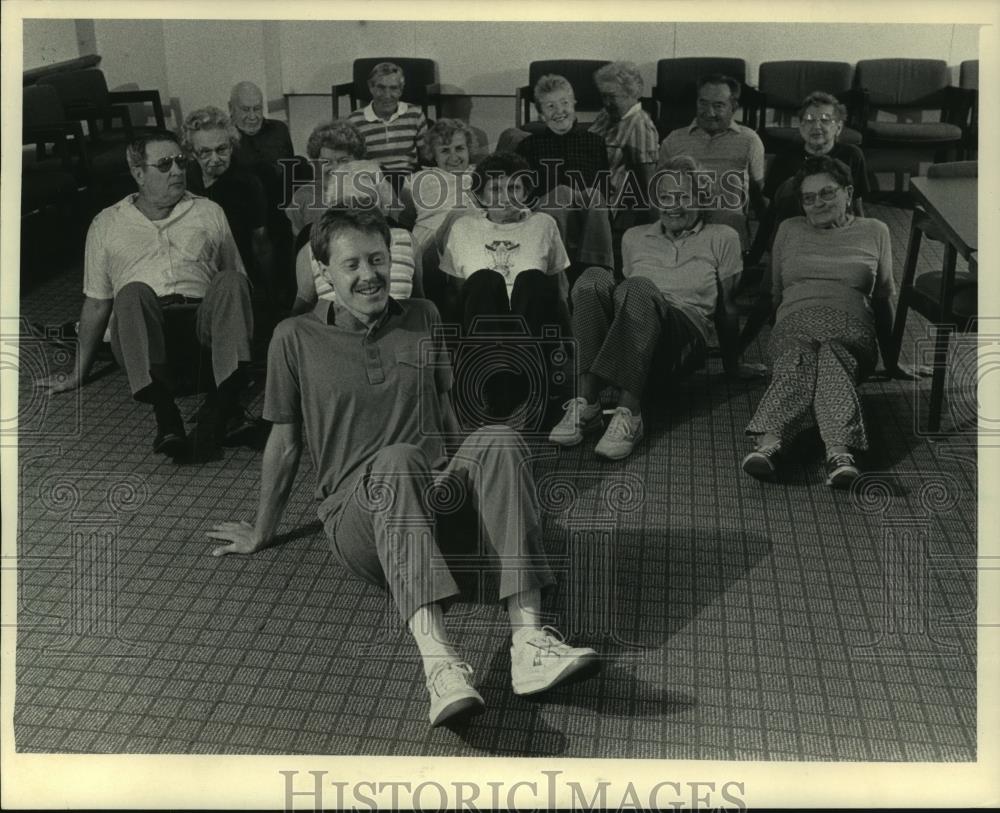 1985 Press Photo Paal Hansen leads a group of senior citizens through exercise - Historic Images