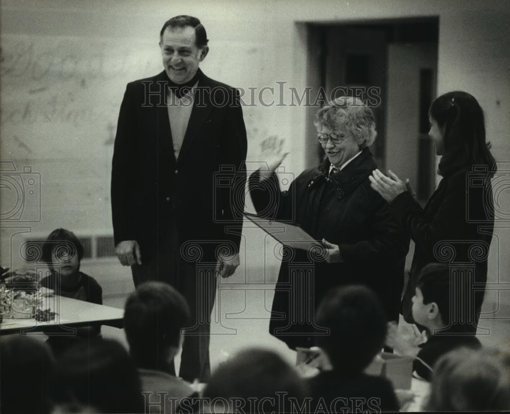 1983 Press Photo Dorothy Kaebusch crossing guard at Linfield School Brookfield - Historic Images