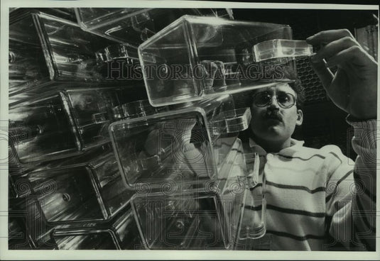 1989 Press Photo Plastic Engineered Components, Inc. Mark Holzmann cost engineer - Historic Images
