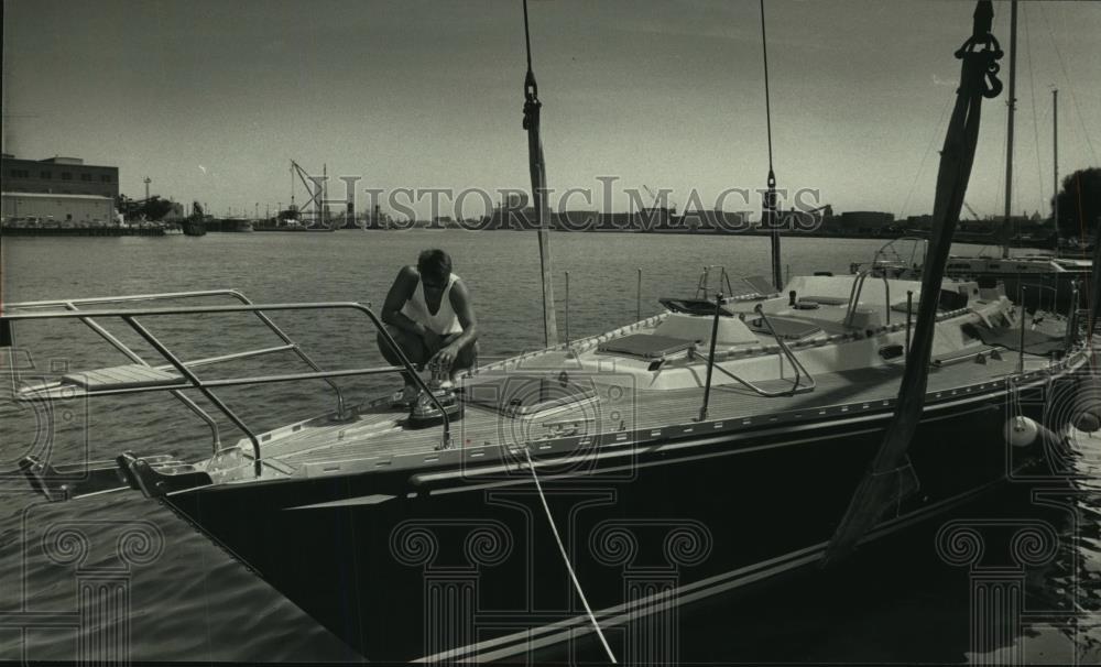 1991 Press Photo Brad Mugg checks sailboat before easing into Milwaukee River - Historic Images