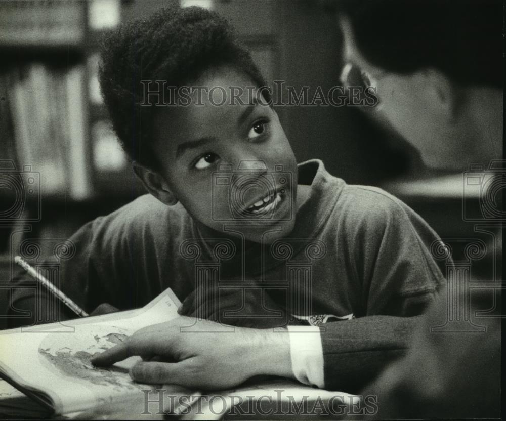 1993 Press Photo Volunteer tutors child, St. Andrews Episcopal Church Milwaukee - Historic Images