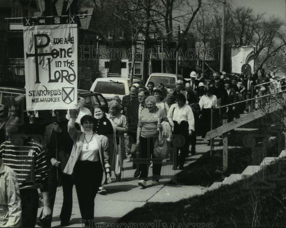 1993 Press Photo St. Andrew&#39;s Church members walking to new church location - Historic Images