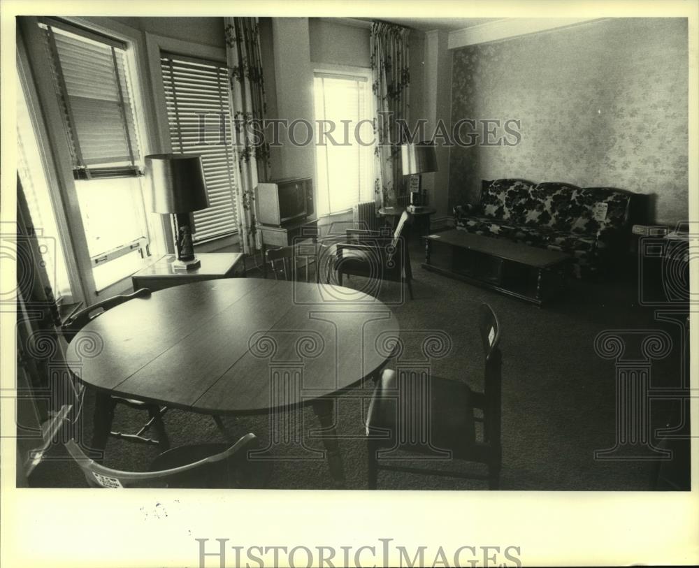 1980 Press Photo Shown, the Plankinton House, furnishings for sale. - mjb87532 - Historic Images