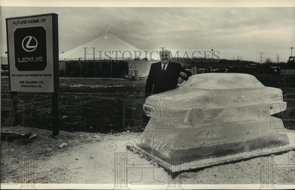 1988 Press Photo Jack Safro stands next to ice sculpture of a Lexus, Brookfield - Historic Images