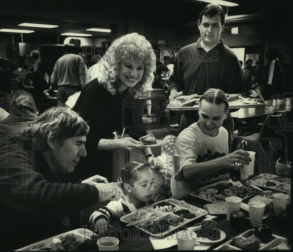 1990 Press Photo Thanksgiving Dinner at St. Benedict the Moor Catholic Church - Historic Images