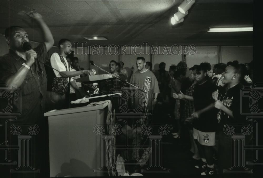 1994 Press Photo Reverend Gerald Saffold Leads Unity In The Community Choir - Historic Images