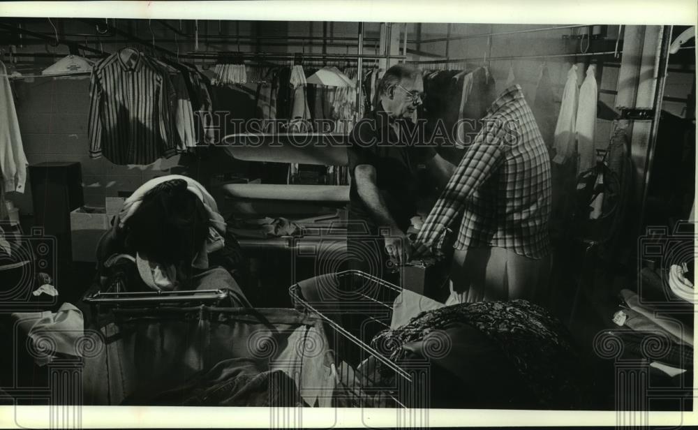 1989 Press Photo Bob Bastian Operates Steam Presser At Safer Dry Cleaners - Historic Images