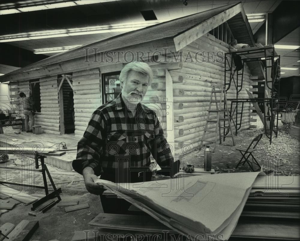 1984 Press Photo Charles Sabatt, president Great Wood Log Homes, Elkhart Lake WI - Historic Images