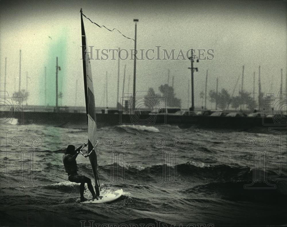 1986 Press Photo Bob Aker windsurfed on Lake Michigan near McKinley Marina - Historic Images