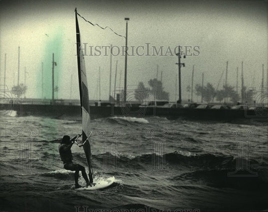 1986 Press Photo Bob Aker windsurfed on Lake Michigan near McKinley Marina - Historic Images