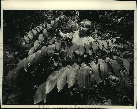 1991 Press Photo Rochelle Whiteman shows off her giant Solomon's seal plant - Historic Images