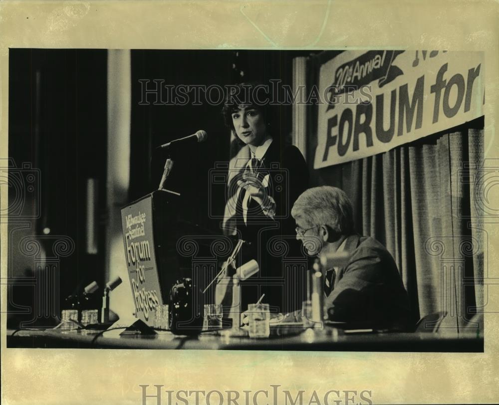 1983 Press Photo Kay Plantes,chief economist talks at Milwaukee Sentinel Forum. - Historic Images