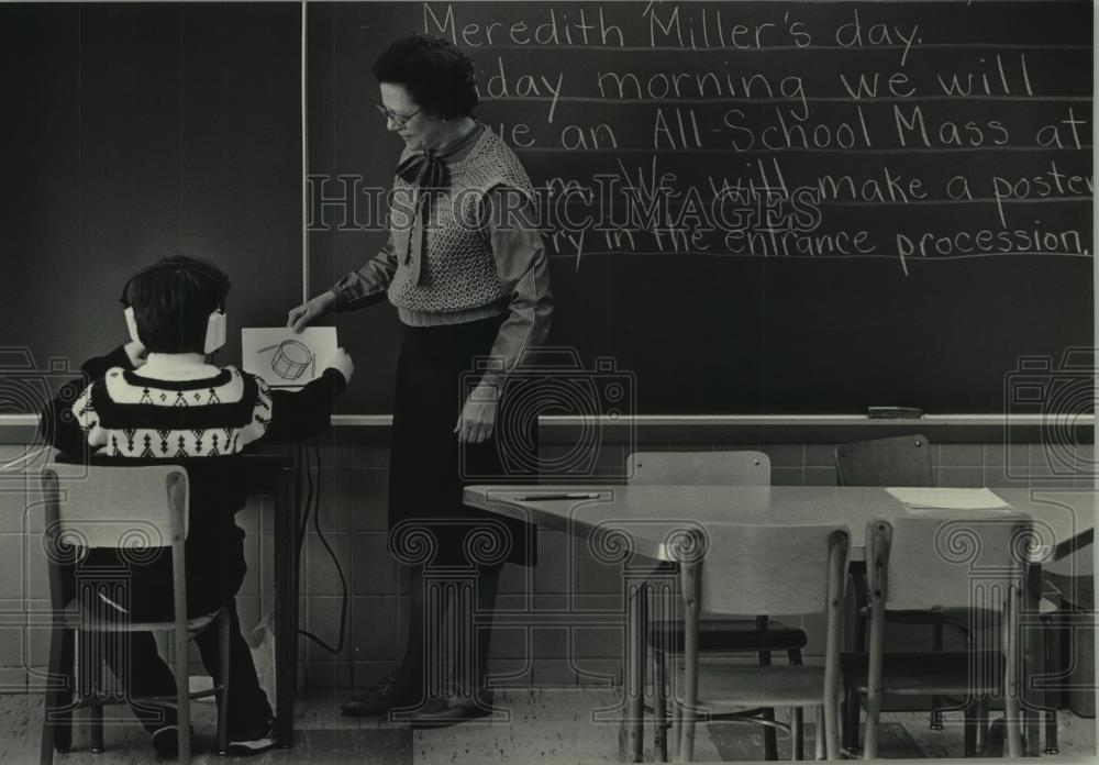 1985 Press Photo Sister Verna Kayser helps Mark McNew; St. Coletta&#39;s Day School - Historic Images