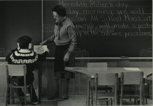 1985 Press Photo Sister Verna Kayser helps Mark McNew; St. Coletta's Day School - Historic Images