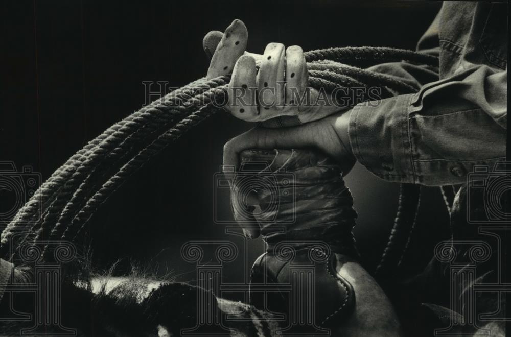 1992 Press Photo Rope ready in a gloved hand, Rodeo competitor waits, Wisconsin - Historic Images