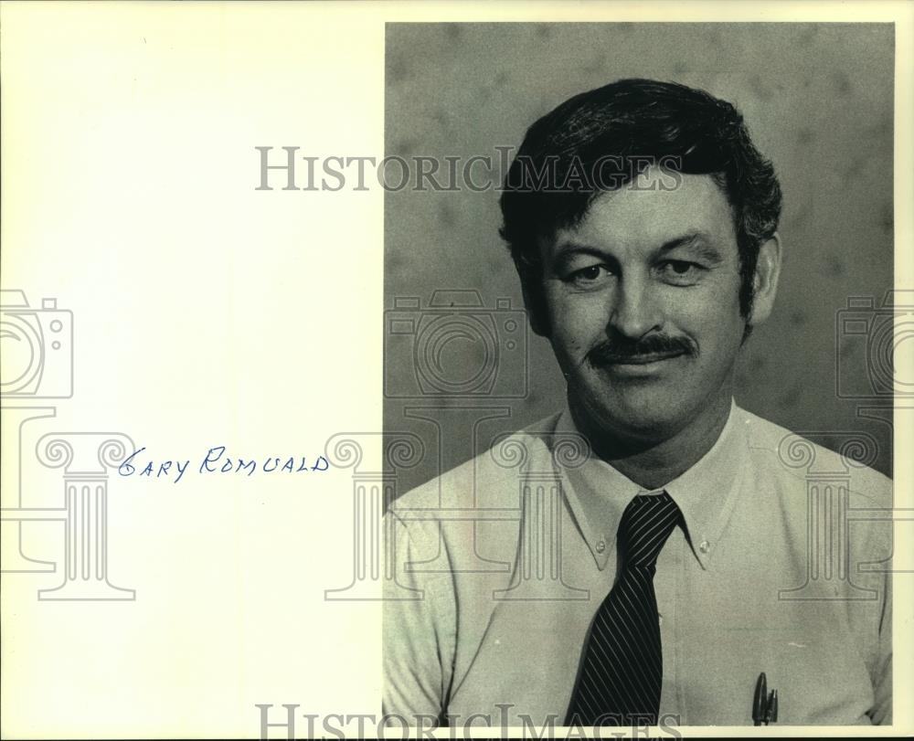 1987 Press Photo Gary Romuald, Social Worker for Milwaukee County Social Service - Historic Images