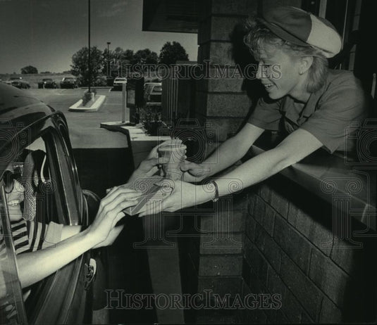 1984 Press Photo Cheryl Cook and Shelia Murphy at Rocky Rococo, Milwaukee. - Historic Images